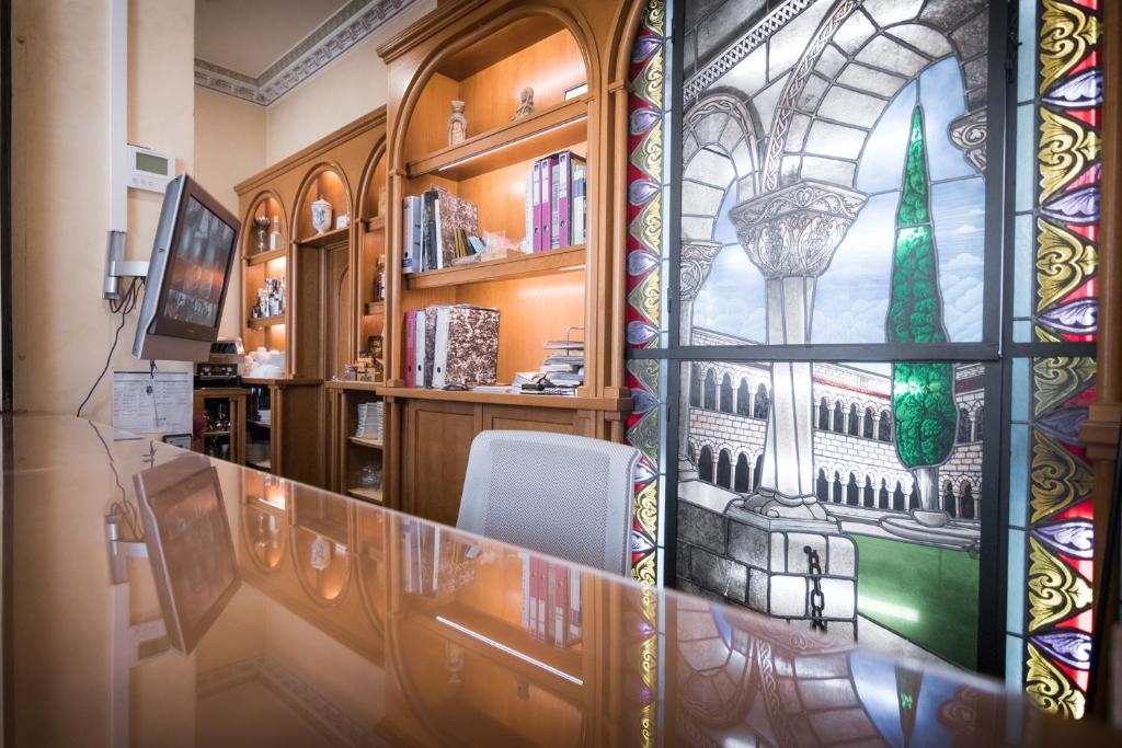 una vidriera en una biblioteca con una silla en Abadía Burgos Camino Santiago, en Burgos