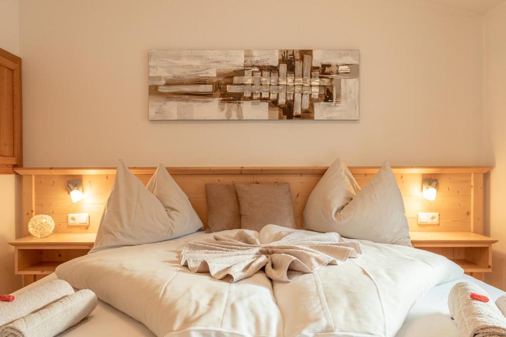 A bed or beds in a room at Appartements Umfahrer