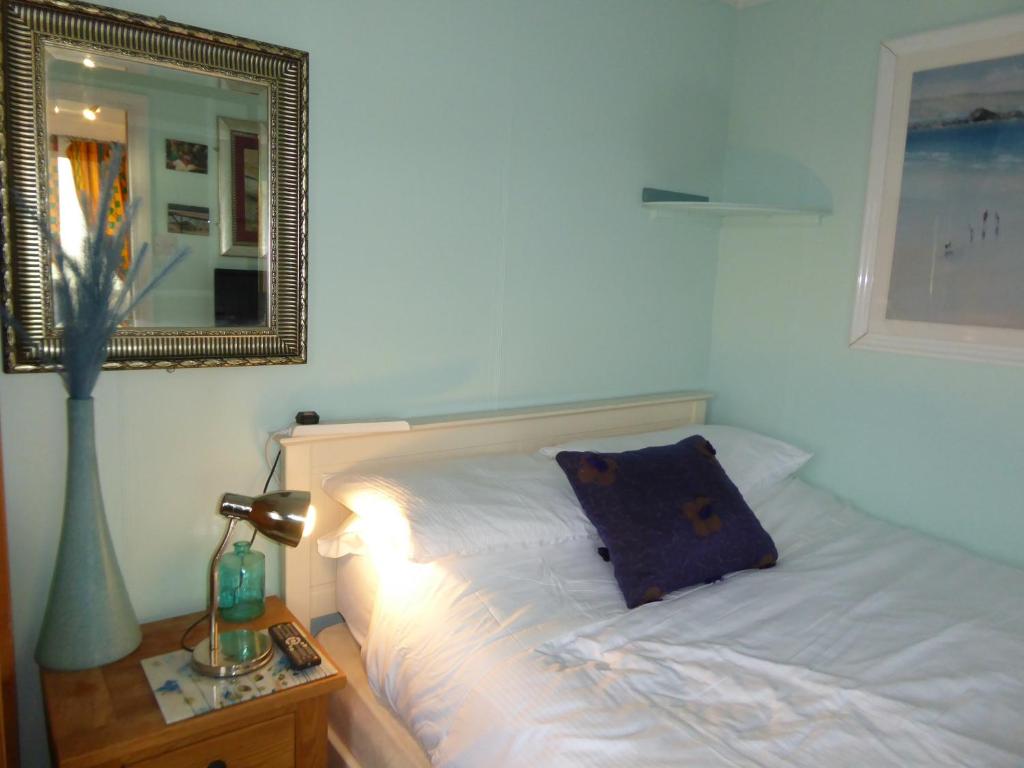 Postel nebo postele na pokoji v ubytování Bridlington's Bolt Hole chalet