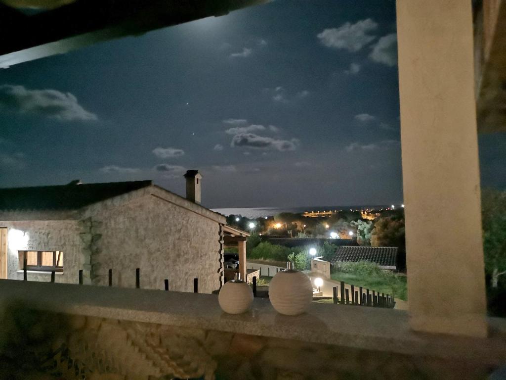 una vista desde la ventana de una casa por la noche en Villetta Cinzia Vista Mare en Villaputzu