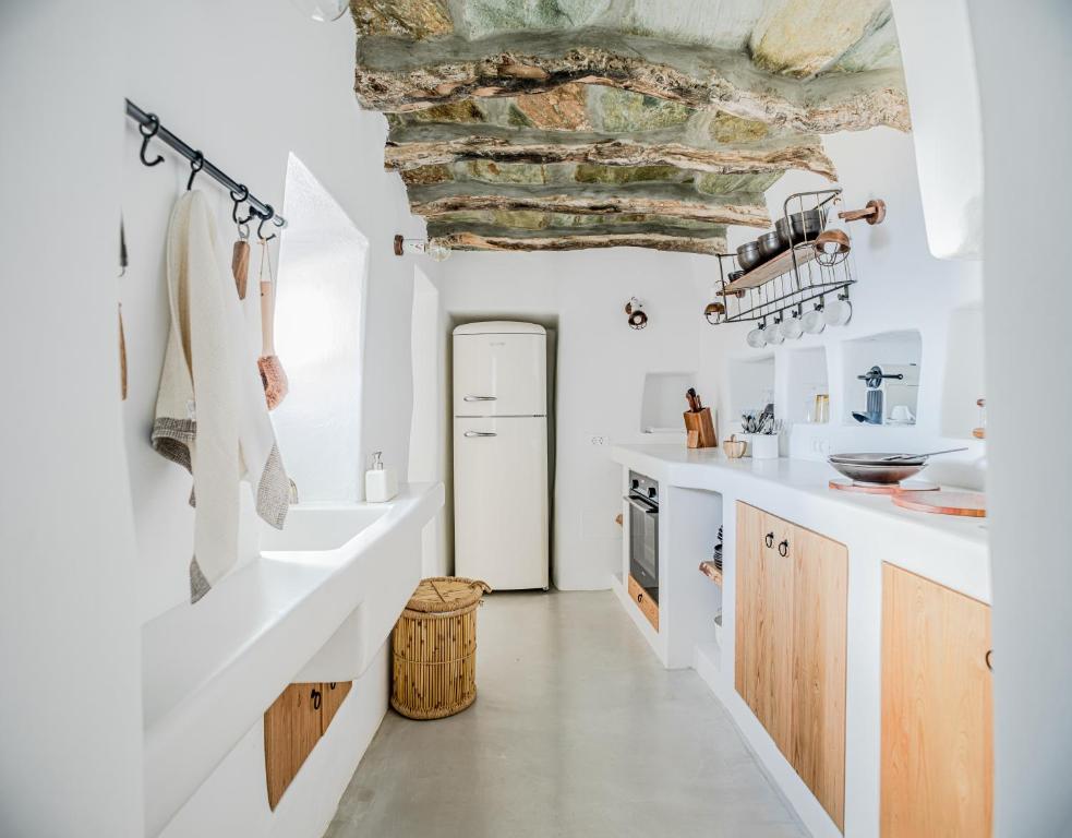 Köök või kööginurk majutusasutuses Makarias Traditional Luxury Villas