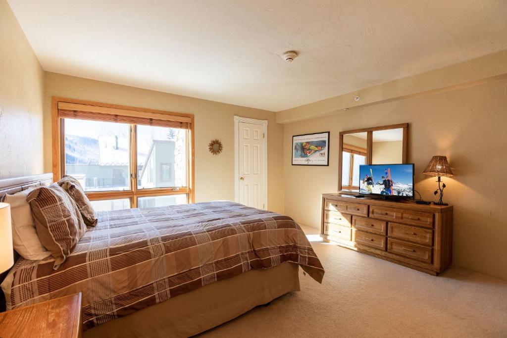 Postel nebo postele na pokoji v ubytování Breakaway West - Studio, 2,3 Bedrooms by Vail Realty