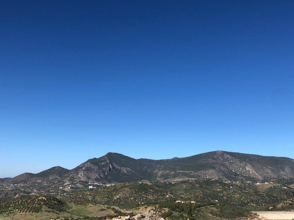 een uitzicht op de bergen met een blauwe lucht bij Casas PARAJE NATURAL in Zahara de la Sierra