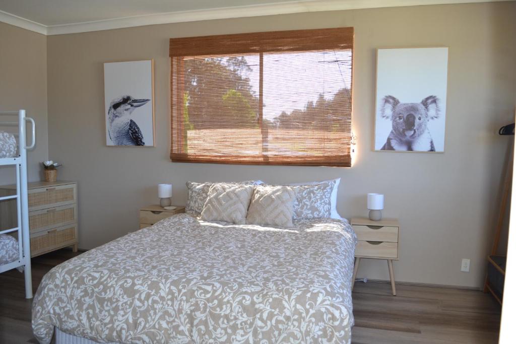 una camera da letto con un letto e una finestra di Rio Rita Ocean View Apartments a Batemans Bay