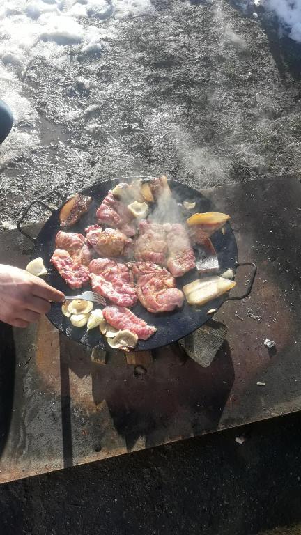 Gril dostupný pro hosty v apartmánu