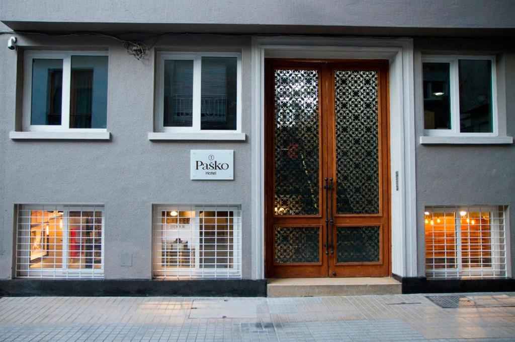 a building with a door with a sign that reads raza at Hotel Pasko in Santiago
