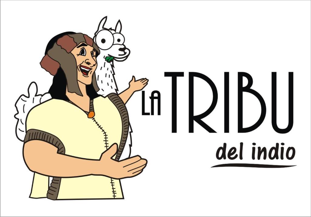 uma mulher com um gato no ombro e as palavras indedia del info em La Tribu del Indio em San Pedro de Atacama