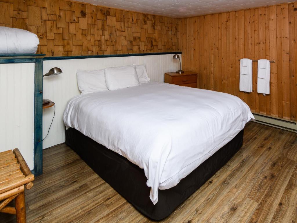 Postel nebo postele na pokoji v ubytování Au Pic de l'Aurore Motel-Chalets