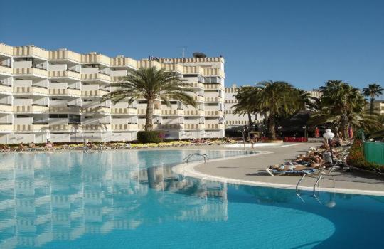 ein großer Pool vor einem großen Gebäude in der Unterkunft Sweet studio Playa Del Ingles I in Maspalomas