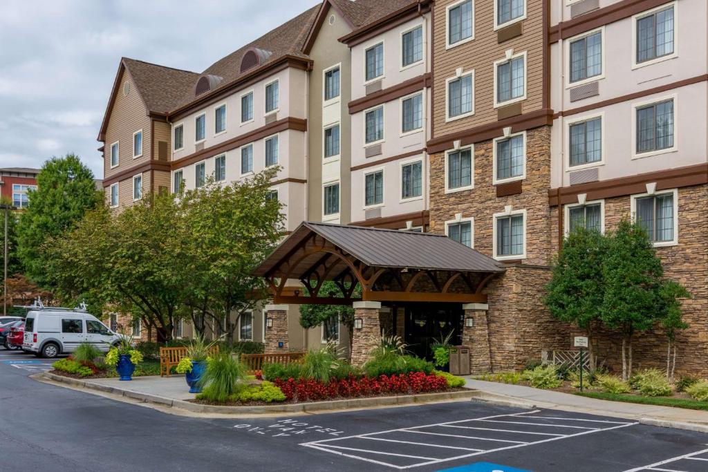 een weergave van de voorkant van een hotel met een parkeerplaats bij Sonesta ES Suites Atlanta Perimeter Center in Atlanta