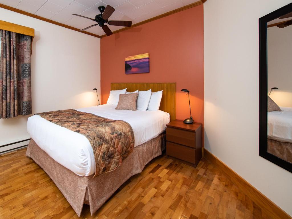 Postel nebo postele na pokoji v ubytování Au Pic de l'Aurore Motel-Chalets