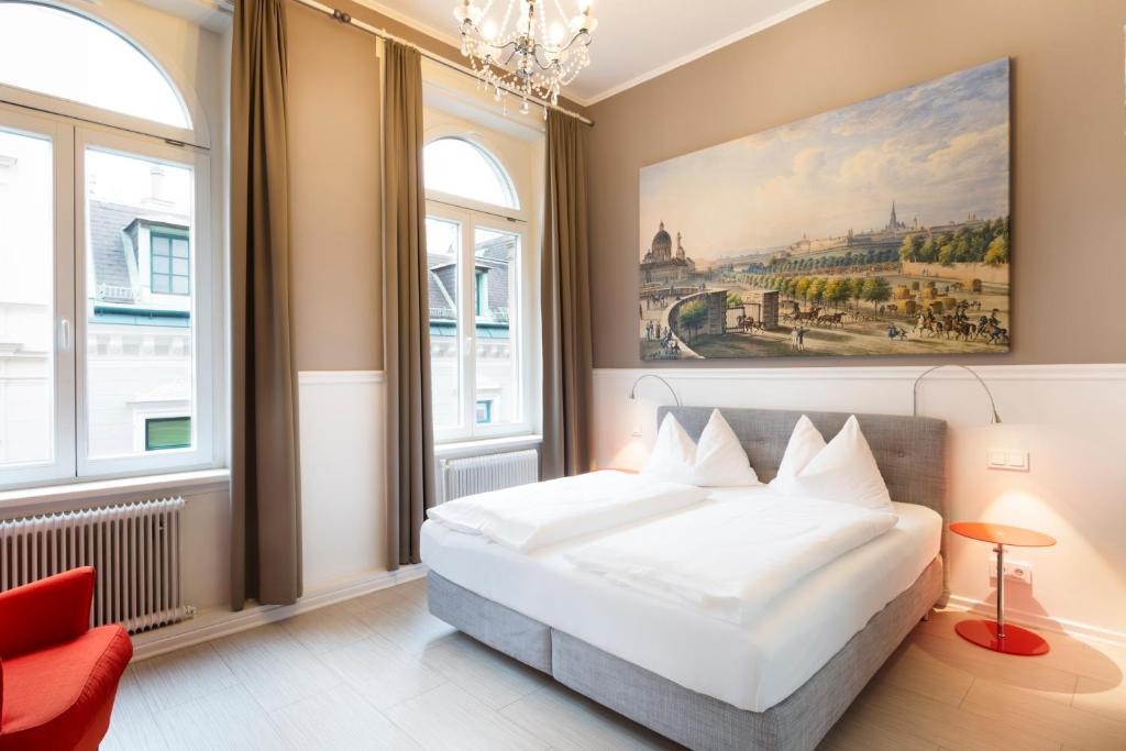 1 dormitorio con 1 cama y una pintura en la pared en Hotel Columbia, en Viena