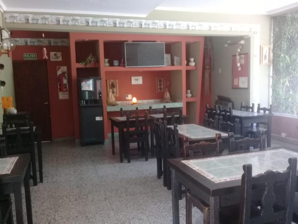 Un restaurante o sitio para comer en Petit Salta Hotel