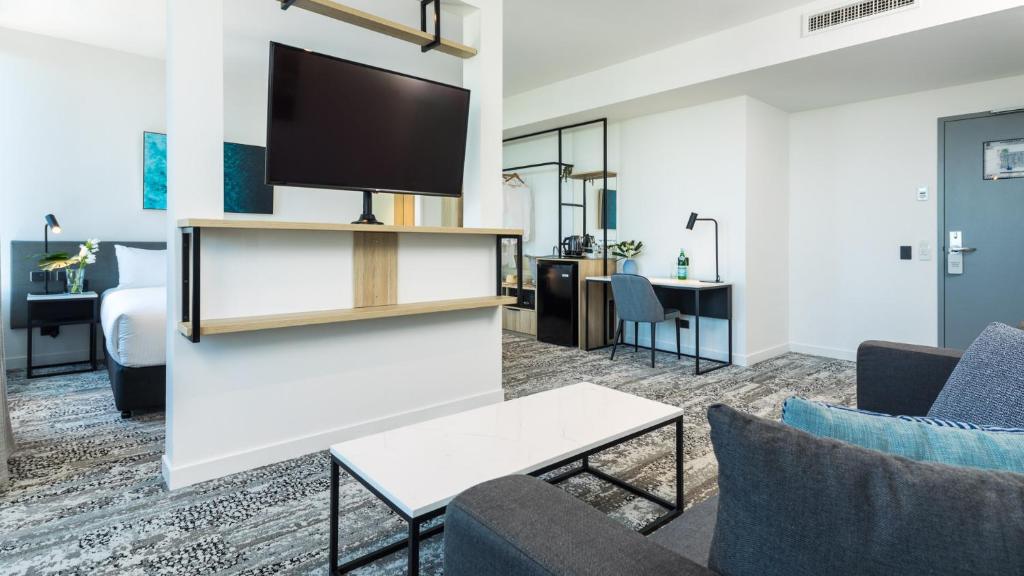 TV a/nebo společenská místnost v ubytování Oaks Cairns Hotel