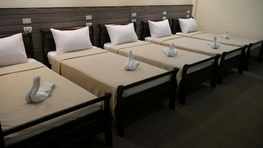 Postel nebo postele na pokoji v ubytování Amax Inn Makati