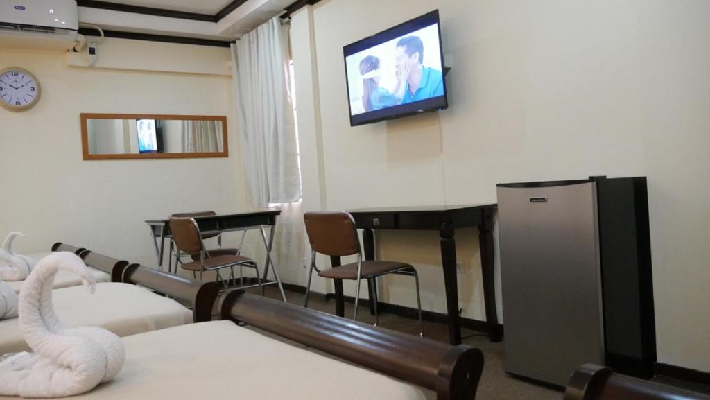 TV a/nebo společenská místnost v ubytování Amax Inn Makati