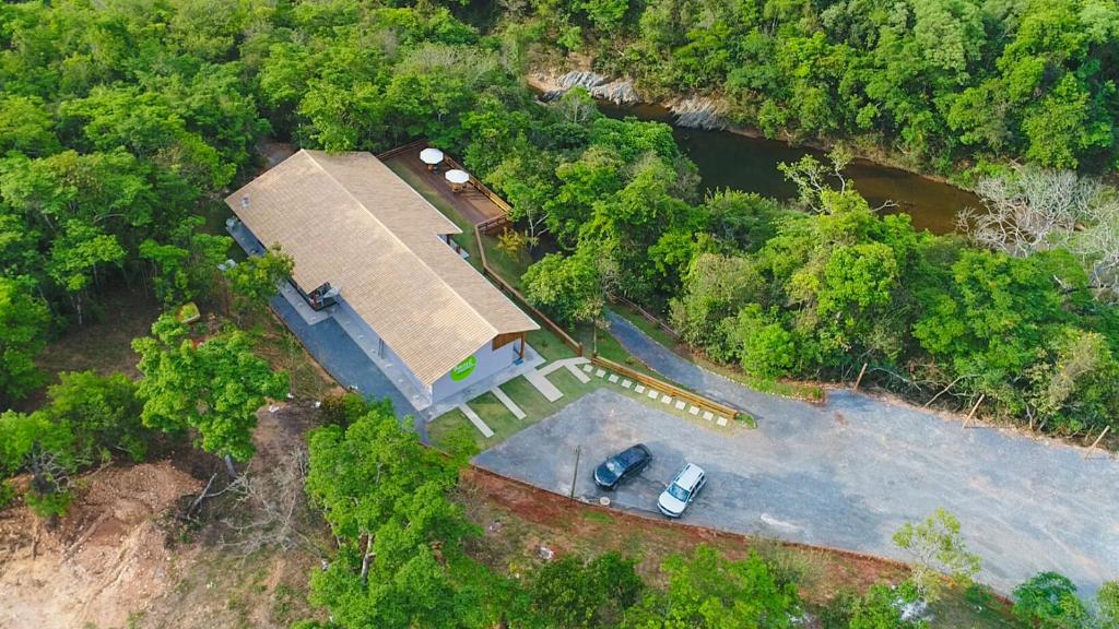 an overhead view of a house in the forest at POUSADA JURERE DA CANASTRA in Vargem Bonita