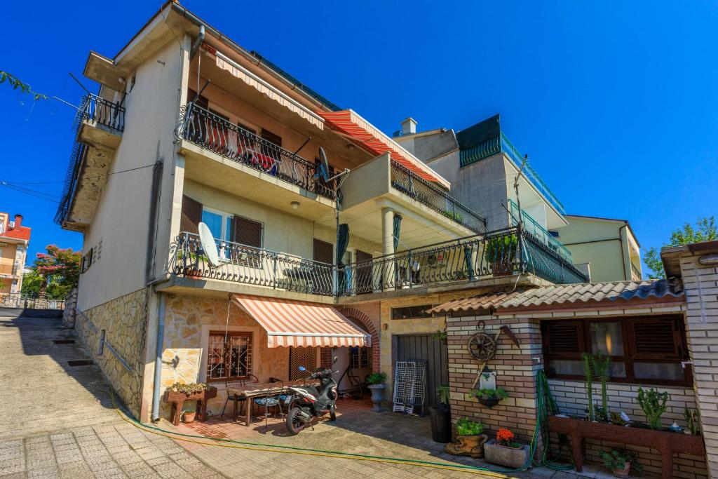 Budova, v ktorej sa apartmán nachádza