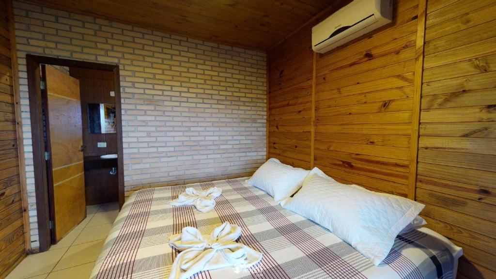 Cama ou camas em um quarto em Pousada Villa Verde - Frente para a Praia do Farol