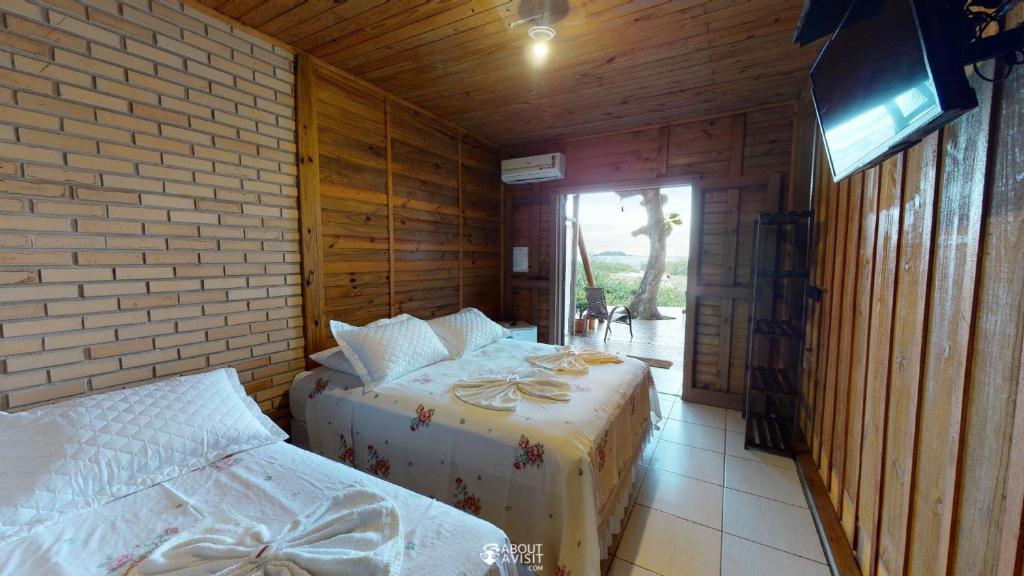 Cama ou camas em um quarto em Pousada Villa Verde - Frente para a Praia do Farol