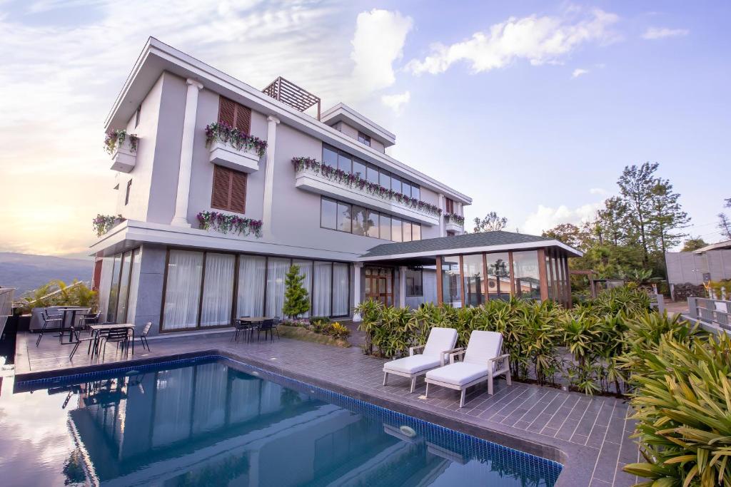 Bazén v ubytování Leela Resort, The Exotic Boutique Hotel - Pure Veg nebo v jeho okolí