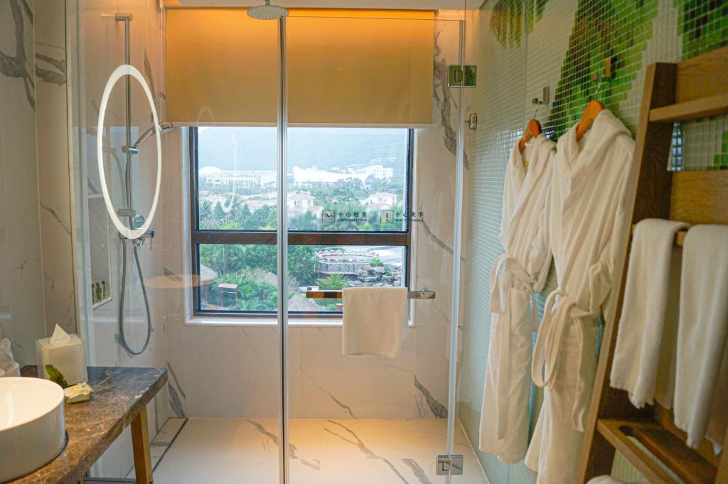 Holiday Inn Resort Qionghai Guantang, an IHG Hotel - Premium Twin Room With Balcony And Lake View