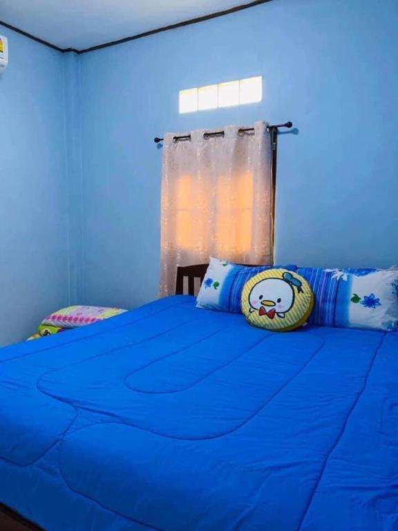 Postel nebo postele na pokoji v ubytování บ้านเรือนทอง