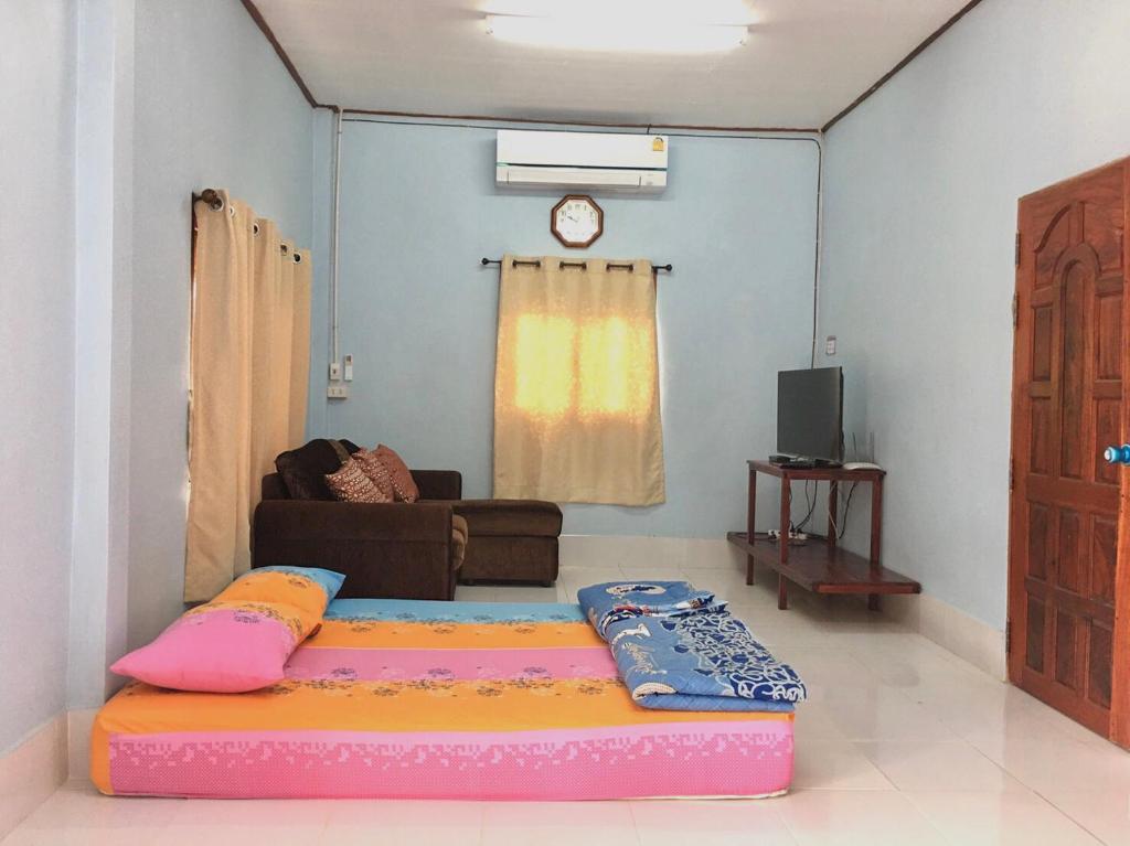 Postel nebo postele na pokoji v ubytování บ้านเรือนทอง
