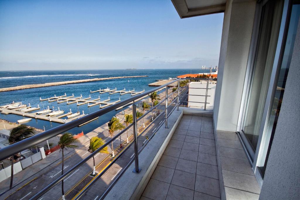 balcón con vistas a la playa y al océano en Balaju Hotel & Suites, en Veracruz
