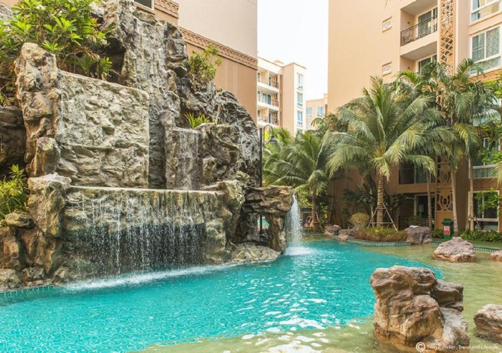 una cascada en una piscina en un complejo en Atlantis Condo Resort By Somphong en Jomtien Beach