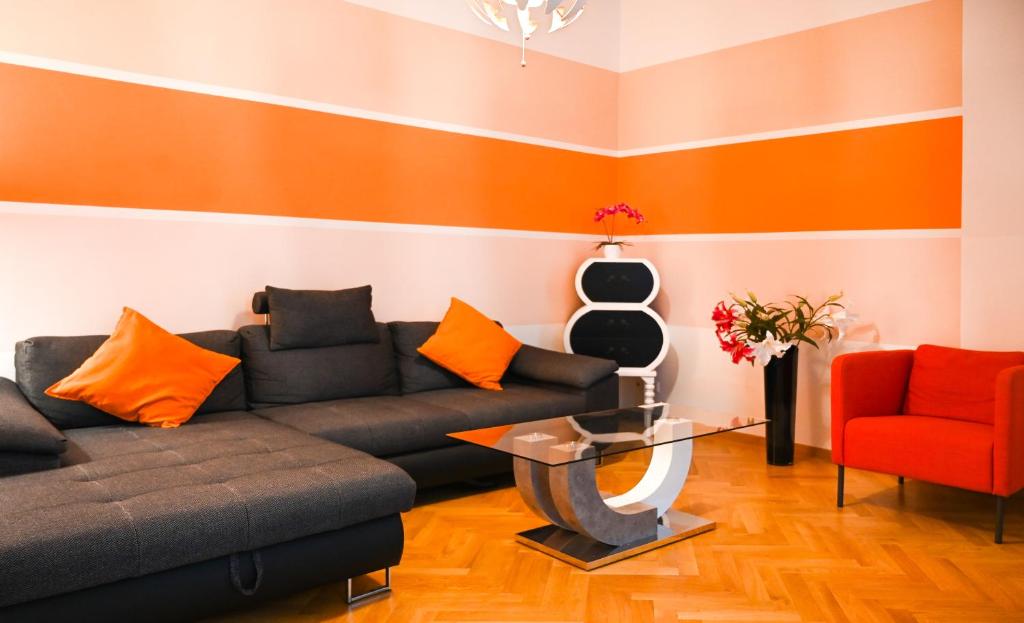 sala de estar con sofá y 2 sillas en Bright Suite Universitaet Wien en Viena