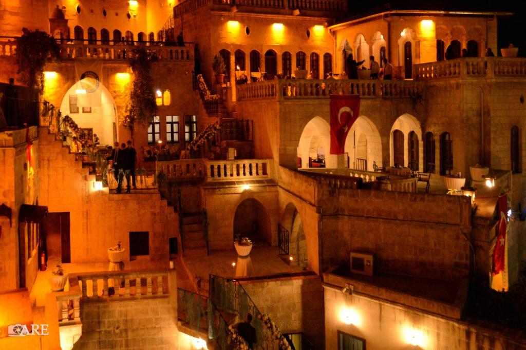 een uitzicht op een gebouw 's nachts met verlichting bij Urfa Evi Uygulama Oteli in Sanlıurfa