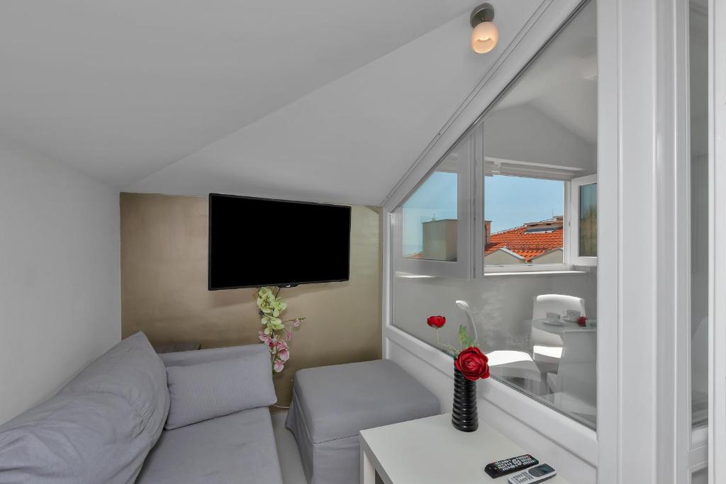 Televízia a/alebo spoločenská miestnosť v ubytovaní Top View Apartment