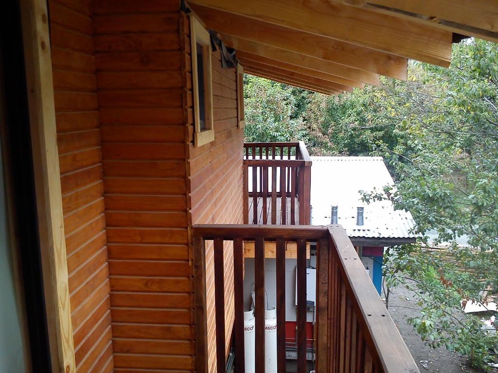 Rõdu või terrass majutusasutuses Hostal Los Alamos Neltume
