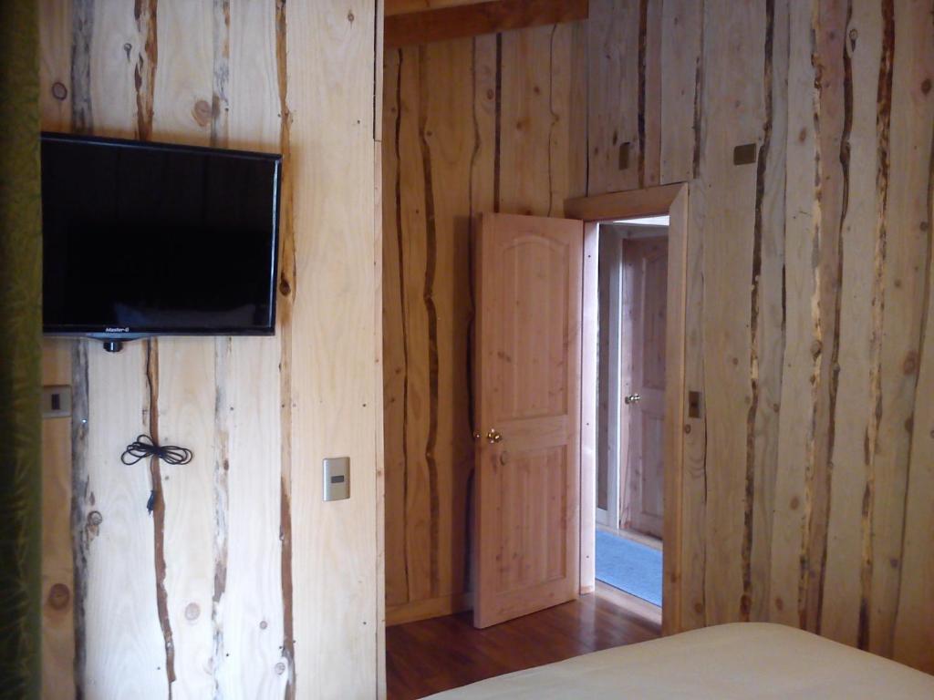 Televiisor ja/või meelelahutuskeskus majutusasutuses Hostal Los Alamos Neltume