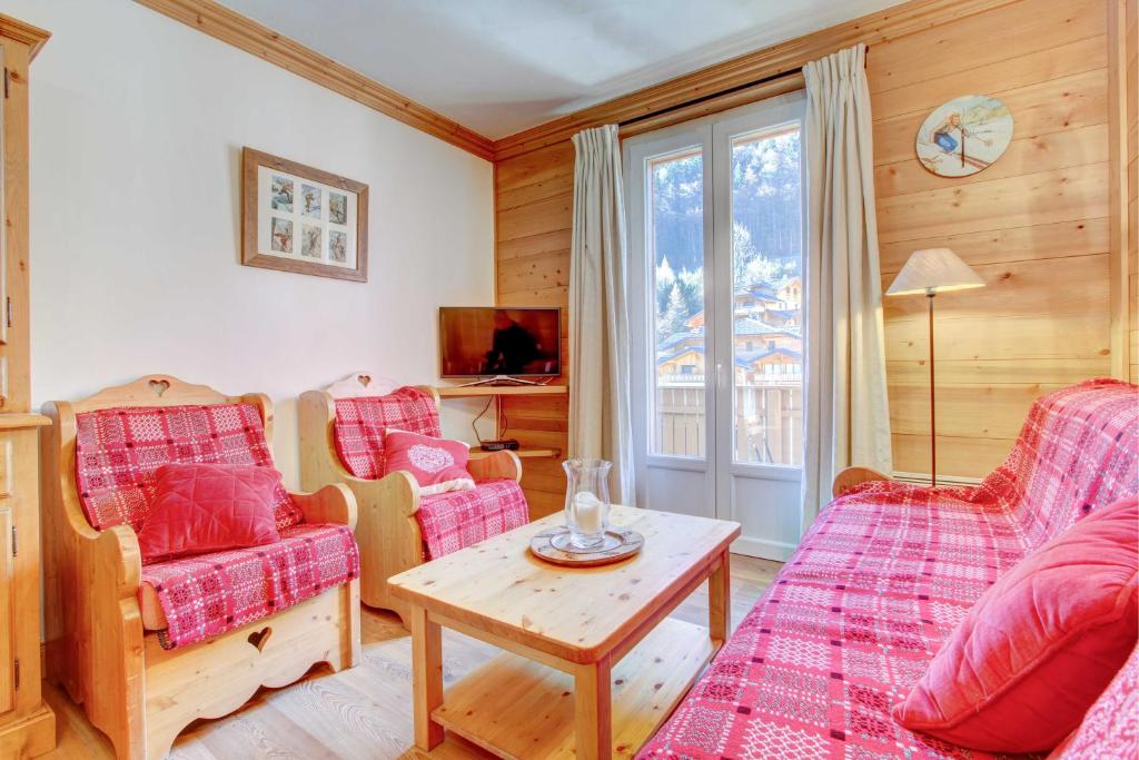 un salon avec un canapé, des chaises et une table dans l'établissement LODGE 8, à Morzine