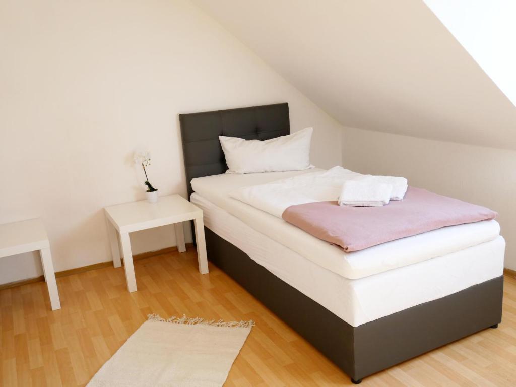SUNNYHOME Monteurwohnungen und Apartments in Schwandorf 객실 침대