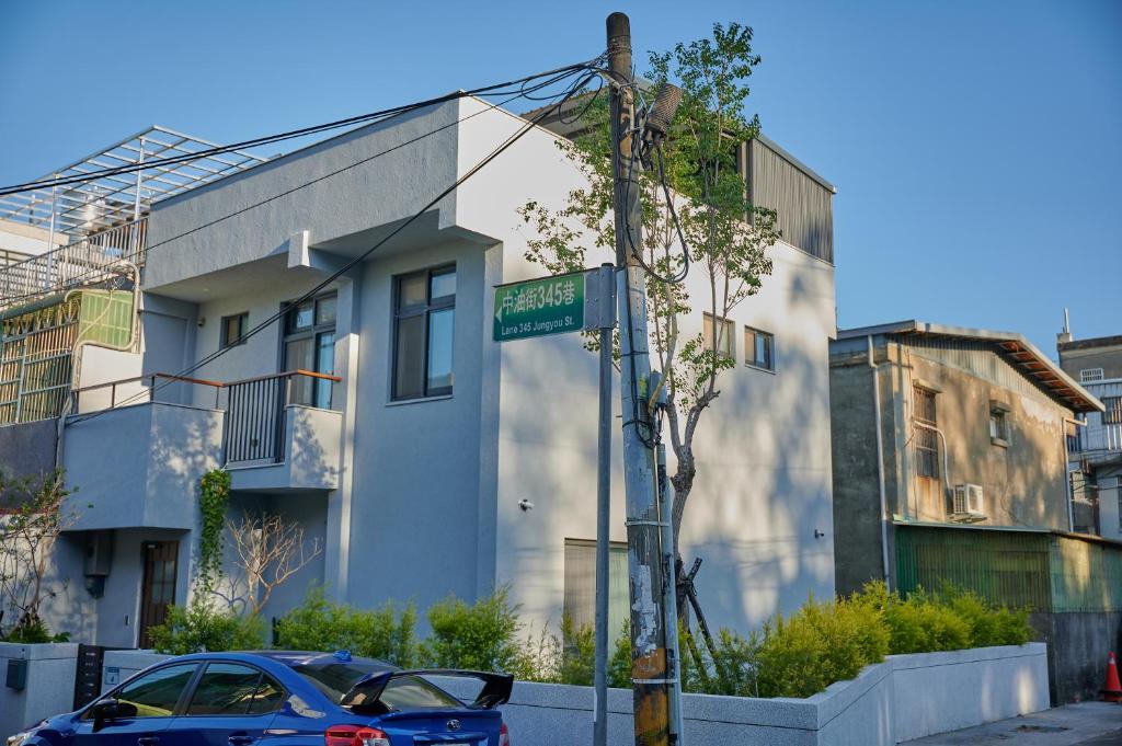 a street sign on a pole in front of a building at Travel 345 in Luzhu