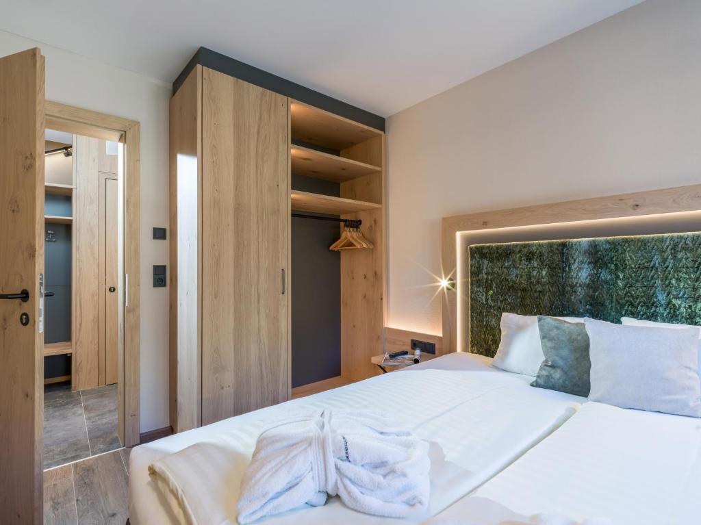 Postel nebo postele na pokoji v ubytování Chalets Weitblick Mariasteinerhof