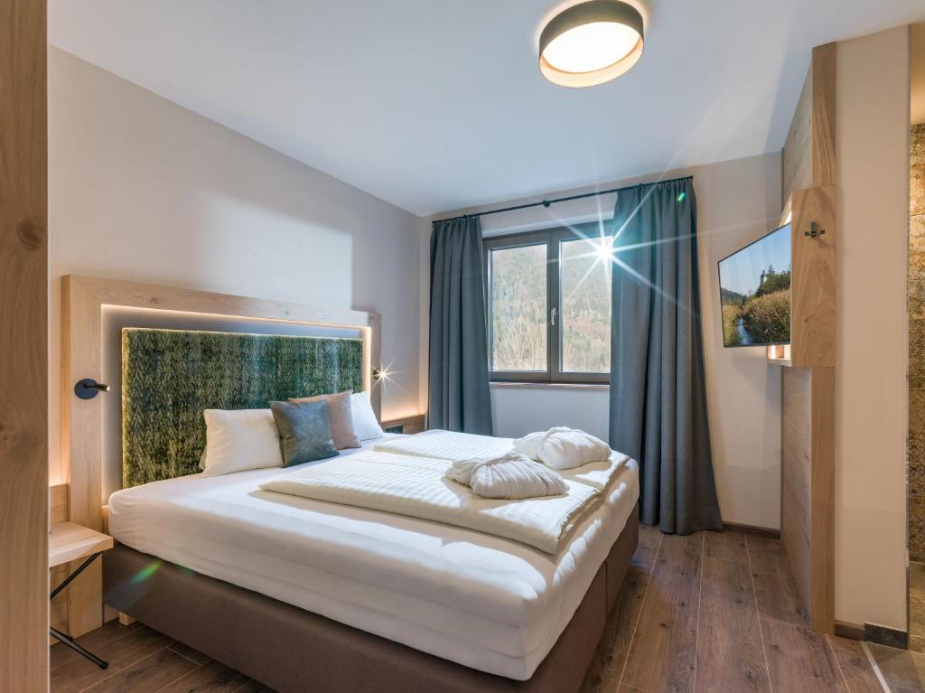 Postel nebo postele na pokoji v ubytování Chalets Weitblick Mariasteinerhof