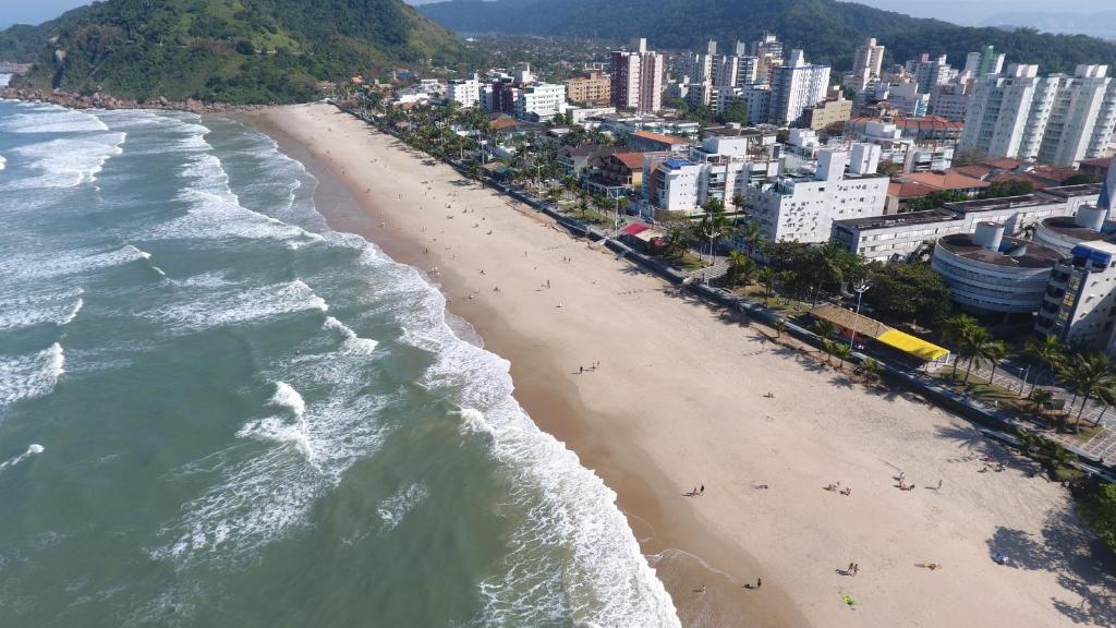uma vista aérea de uma praia com pessoas nela em Bon Bini (Bem Vindo) no Guarujá