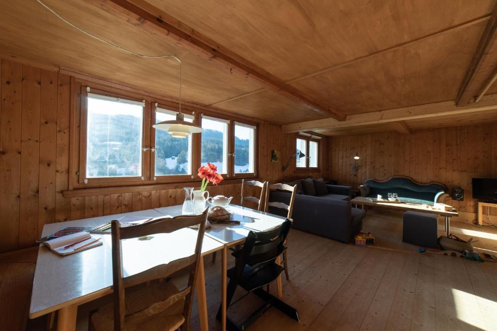 ein Esszimmer und ein Wohnzimmer mit einem Tisch und Stühlen in der Unterkunft Sigerst in Wildhaus