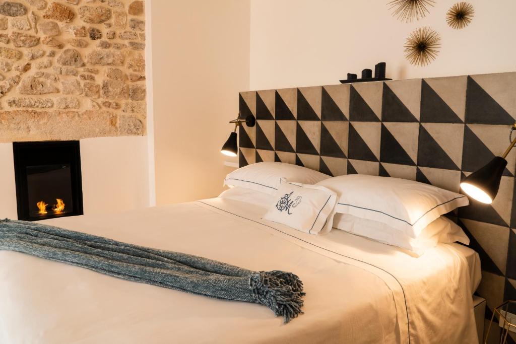 Postel nebo postele na pokoji v ubytování Antico Mondo Rooms & Suites