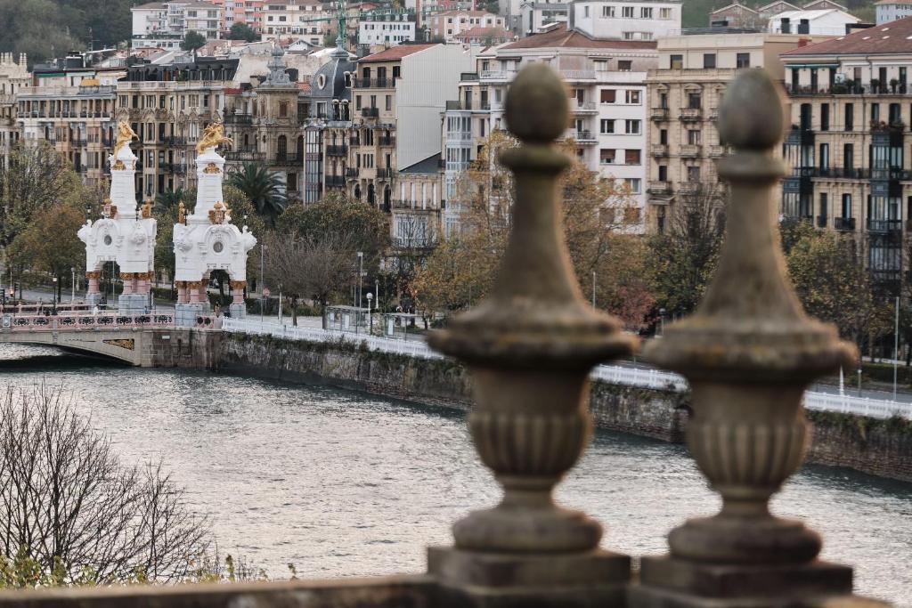 Výhled na řeku, která protéká v blízkosti hotelu