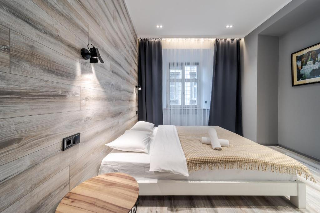 Кровать или кровати в номере Staroevreyska Apartment B