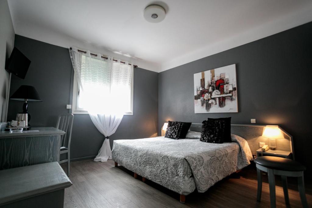 a bedroom with a bed and a window at Hôtel Spunta Di Mare in Ajaccio