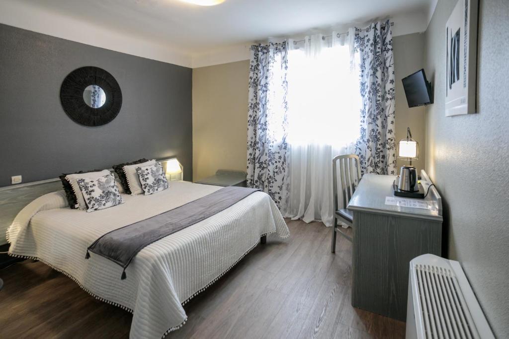 a hotel room with a bed and a window at Hôtel Spunta Di Mare in Ajaccio
