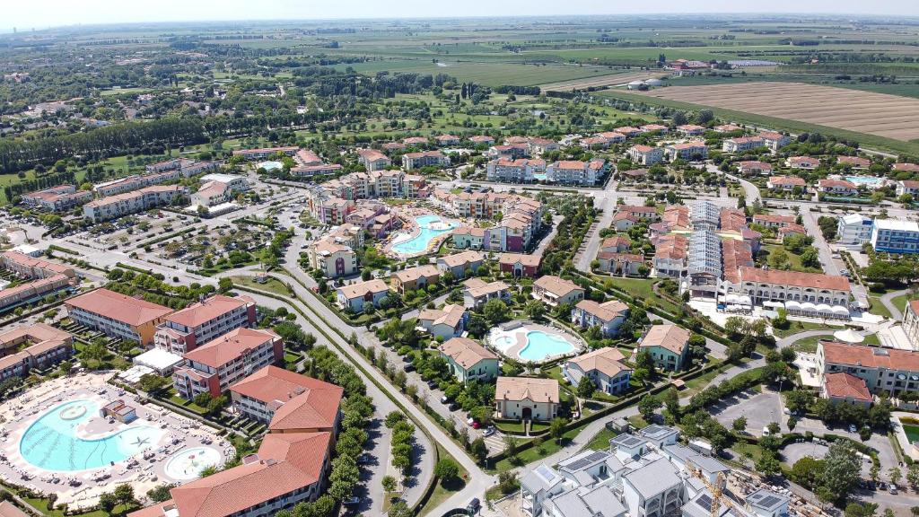 an aerial view of a resort at Altanea Apartments con piscina in Caorle