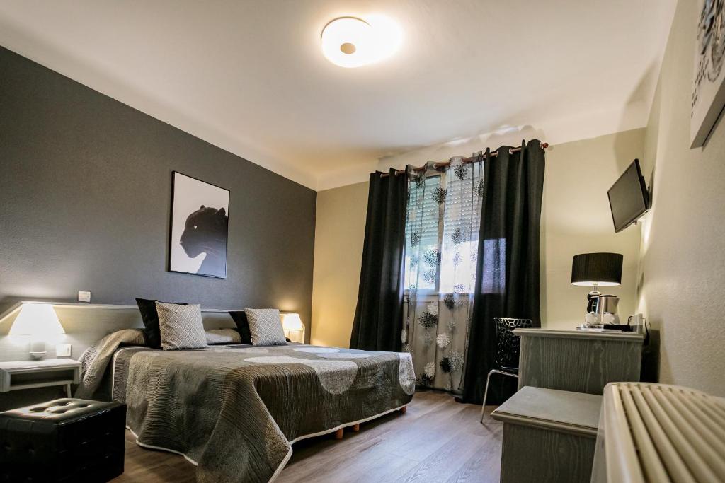 a bedroom with a bed and a window at Hôtel Spunta Di Mare in Ajaccio