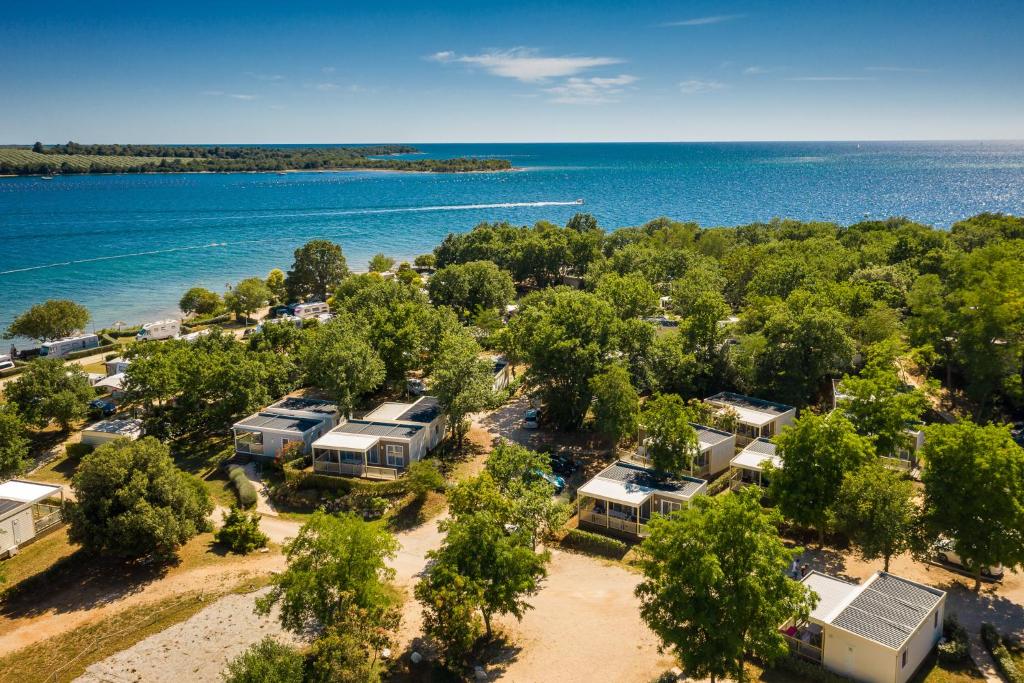 una vista aérea de un camping junto al agua en Mobile Homes - FKK Nudist Camping Solaris en Poreč